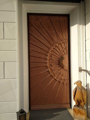 Diese außergewöhnliche Spenglertür inklusive schrägem Vogel stammt von Tino Kunze