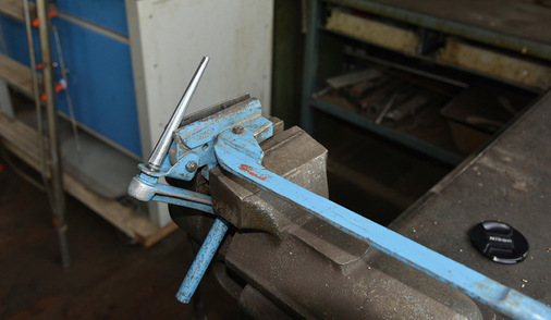 Der Blechstreifen wird per Handkurbel in eine Trichterform gebracht