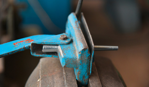 Kurbel abklappen, Blechtrichter entnehmen und durch Vorrichtung stecken