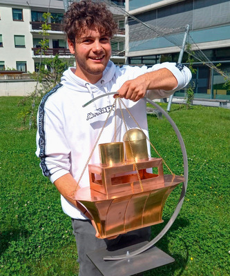 Luca Burkia mit seiner Schiffschaukel