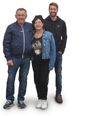 Fersiol-Firmeninhaber Michael und Christiane Kirchen mit Spengler und Computerfachmann Christopher Schilz