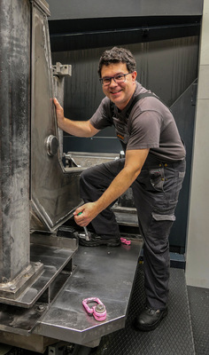 Bei Biegeprozessen an Langabkantmaschinen können enorme Kräfte entstehen. Wichtig ist deswegen die sorgfältige Montage der einzelnen Komponenten