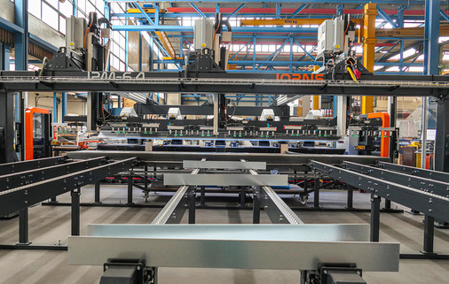 Blick in den neuen Profilmanipulator JPM: Mit dieser automatisierten Fertigung besteht die Möglichkeit einer autonomen Serienproduktion