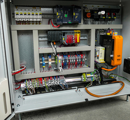 Der umfangreiche Steuerungsaufbau erfolgt inhouse