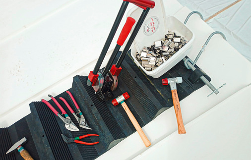 Die robusten Trittstufen dieser flexiblen Dachleiter eignen sich hervorragend als rutschhemmende Werkzeugablage