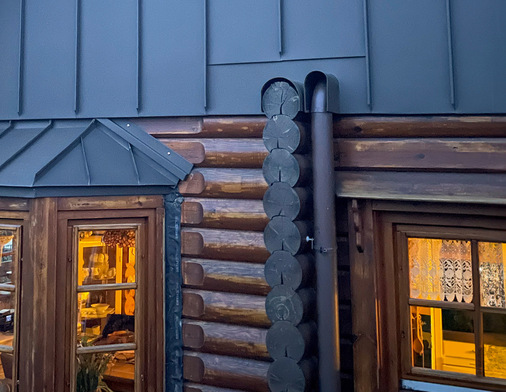 Elegant fügen sich die halbrunden Einfassungen in das Fassadenbild aus Farb­aluminium ein