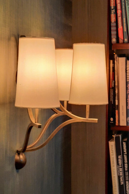 Die Leuchten wurden nach einem Foto aus den 50er-Jahren aus patiniertem Messing gefertigt. Die besondere Schwierigkeit: Durch die zarten, gebogenen Vierkantrohre mussten die Strom­kabel geführt werden