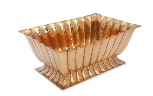 Nach einem Entwurf von Josef Hoffmann wurde diese Kupferarbeit gefertigt