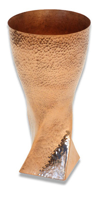 Formschöner gedrehter und gehämmerter Kupferziergegenstand