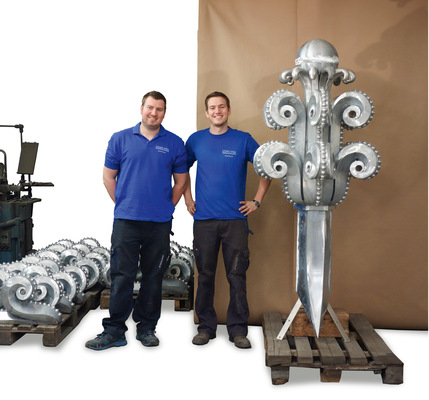 Auf Basis einer Zeichnung und eines Bildes erstellte Laurenz Kyral ein 3D-Rendering der historischen Zierspitze. Mit seinem Bruder Leonard ist er sichtlich stolz auf das fertige Objekt