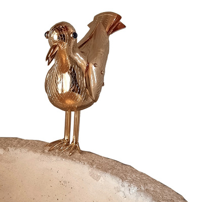 Für ein romanisches Taufbecken, das als Waschbecken benutzt wird, sollte ein Wasserhahn in Form eines Vogels gefertigt werden. Vorlage war eine Hostienschale aus dem 12. Jahrhundert, welche sich im Salzburger ­Dommuseum befindet. Es handelt sich hier um Messing, das graviert und ­vergoldet wurde. Den Vogel zieren Augen aus Halbedelsteinen