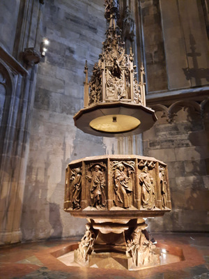 „Das neue Beleuchtungskonzept im Dom von St. Stephan hat den Wunsch nach mehr Licht für den Täufling hervorgebracht. Unsere Arbeit: eine batteriebetriebene Beleuchtung unterhalb der gotischen Schnitzerei, die wir mit einer vergoldeten Kuppel und patinierten Messingelementen umgesetzt haben.“