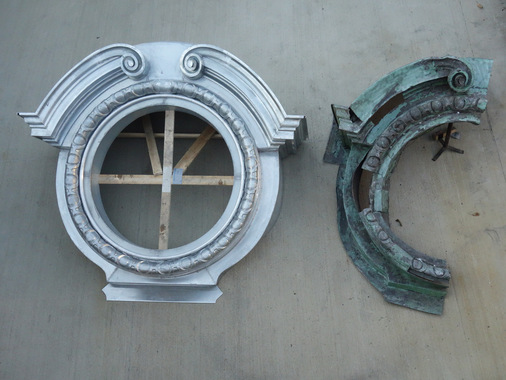 Eine der mehr als zehn Gauben am Wiener Volkstheater war so desolat, dass sie erneuert werden musste. Die Herausforderung dabei war der runde Eierstab, der mit zwei Pressformen gemacht wurde, da er Hinterschneidungen aufweist.