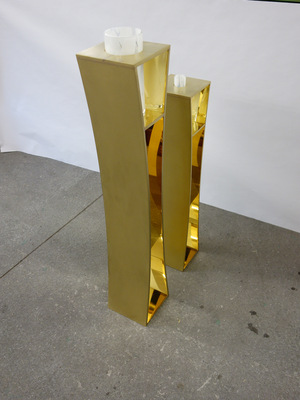 Kerzenleuchter der Pfarrkirche Mauthausen. Ludwig Kyral berichtet: „Bei der Umsetzung des Siegerentwurfs zur Neugestaltung der Pfarrkirche durften wir einige Messingarbeiten beisteuern. Die Oberfläche der Messingleuchter ist innen glänzend und außen mattiert.“