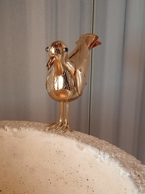 Für ein romanisches Taufbecken, das als Waschbecken benützt wird, sollte ein Wasserhahn in Form eines Vogels gefertigt werden. Vorlage war eine Hostienschale aus dem 12. Jh. welche sich im Salzburger Dommuseum befindet. Laurenz Kyral hat das mit bildhauerischem Geschick umgesetzt. Der Vogel wurde aus Messing getrieben, graviert, vergoldet und hat Augen aus Halbedelsteinen.