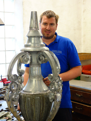 „Bei der Sanierung von Ornamenten in Wien durften wir die Firma Eppler unterstützen. Die Blechteile waren so stark oxidiert, dass wir sie erneuert haben, Gussteile wurden gestrahlt und wiederverwendet.“