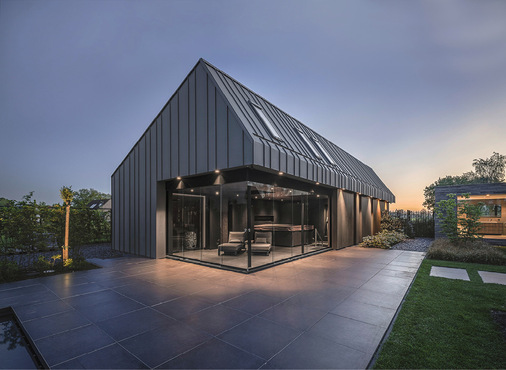 Klare Linien: Die Villa Heerle im Herzen der niederländischen Provinz Nordbrabant erhält durch die klar strukturierte Winkelstehfalzfassade in der Farbe Quartz-Zinc einen eleganten Charakter