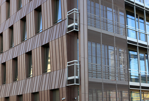 Innovativ! Diese gewellte Gebäudehülle im Pariser Quartier Pont de ­Flandre dient dem Zweck, den Schall der im regelmäßigen Takt vorbeifahrenden Züge zu brechen und zu verhindern, dass er direkt auf die gegenüberliegenden Wohngebäude zurückgeworfen wird