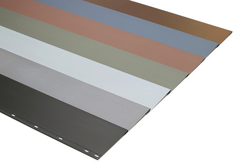 VM-Zinc-Fassadensysteme wie diese Stulppaneele mit vorgebohrten ­Langlöchern sind in den acht Standardfarben des Unternehmens erhältlich