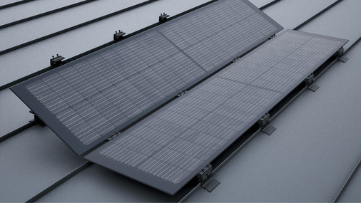 Das Einlegen der Solarmodule Prefalz erfolgt einfach und ist ohne zusätzliche ­Hilfsmittel möglich