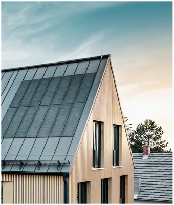 Das Solarmodul Prefalz passt sich der Struktur des Stehfalzdaches an