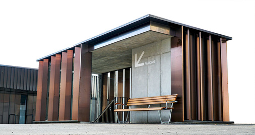 Kupferlisenen strukturieren die Fassade eines pavillonartigen Tiefgaragenzugang