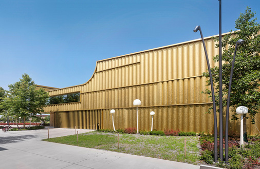 Die Fassade besteht aus 1999 Halbschalenprofilen aus Messing