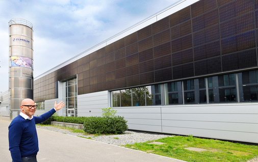 Ingo Gramm präsentiert eine Pro+ Stahlmodul-Fassade mit flächenbündig integrierten PV-Modulen