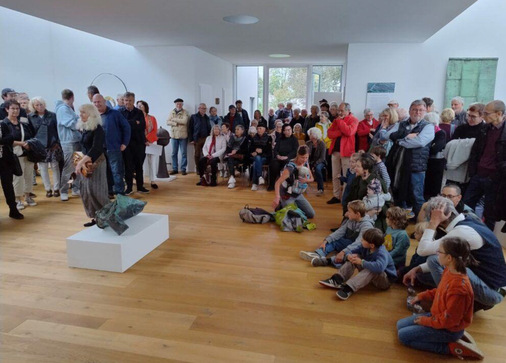 Das bunt gemischte Publikum hört aufmerksam zu