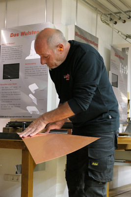 Johann Haidl bei der Gestaltung seines Stückes