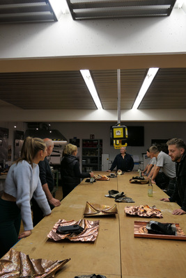 Besprechung am Werkstatttisch