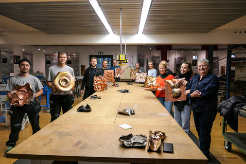 Stolz präsentieren die Teilnehmer ihre fertigen Arbeiten. Das Online Extra zum Workshop enthält weitere Fotos und Informationen