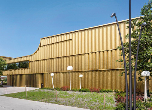 Die Fassade besteht aus 1999 Halbschalenprofilen aus Messing