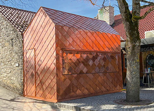 Kupferschindeln an einem Kioskgebäude