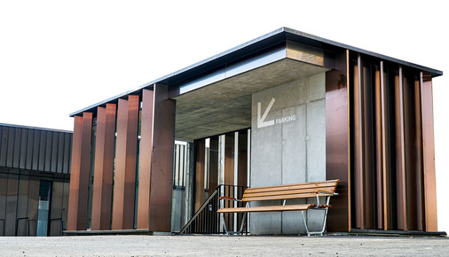 Kupferlisenen strukturieren die Fassade eines pavillonartigen Tiefgaragenzugangs