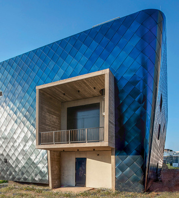 Gefärbte Edelstahlschindeln als Gebäudehülle