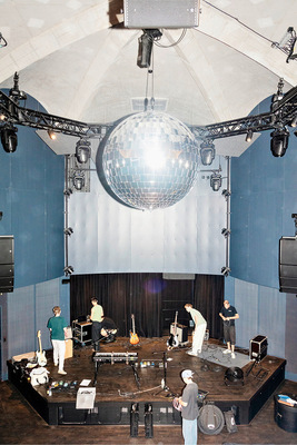 Gut erkennbar: Innen präsentiert sich das in Sichtbeton hergestellte Gewölbe der Dachkonstruktion