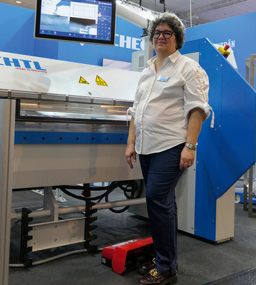 Maria Schechtl informiert die Messebesucher