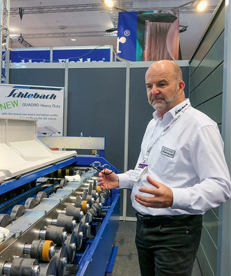 Marcus Pauels informiert über die Quadro-­Profiliermaschine von Schlebach