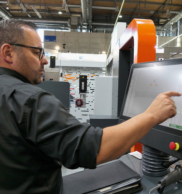 An der Schaltzentrale: Marc Jorns stellt die neue Jorns-Steuerung JC100 vor