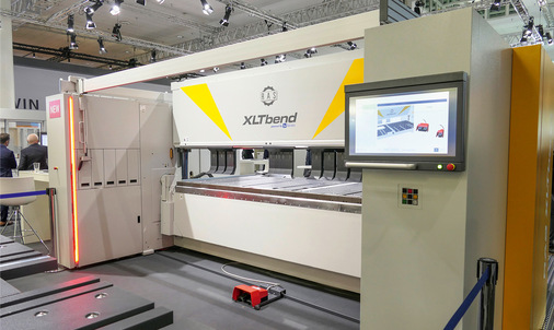 Die XLTbend ist eine flexible Up-down-Schwenkbiegemaschine von RAS. Die automatische Bendex-Programmierung der ­Biegeabläufe, ­Bedienoptionen von vorne und hinten, ViN-­Laser-Einlegeunterstützung sowie das Hybrid-­Anschlagsystem sind herausragende Merkmale