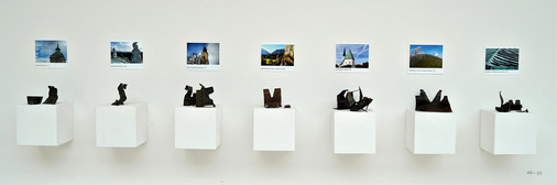 Zahlreiche Hafte und darüber die Abbildungen der dazugehörenden Baudenkmäler