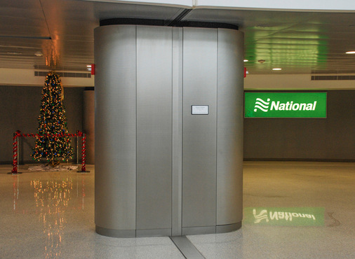 Robust und schön: edelstahlbekleidete Säule an einem Flughafen ...