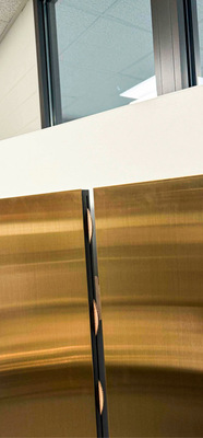 Der Plattenstoß erfolgt nach Tischlerart mit Flachdübeln (Lammellos) oder Verbindungsleisten