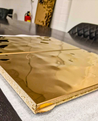 Strukturierte Edelstahlbleche auf Spanplatten