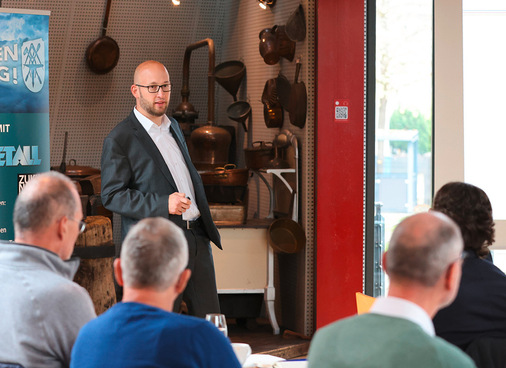 Michael Kober gibt aktuelle Informationen zur Befestigung von PV-Modulen auf Stehfalz­bedachungen