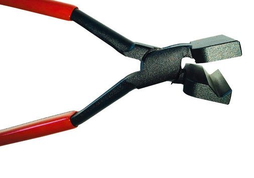 Friedhelm Dill empfiehlt die M.A.S.C.-­Falzaufbiegezange. Mit ihrer ­Arbeitsbreite von 80 mm öffnet sie Falze einfach und beschädigungsfrei