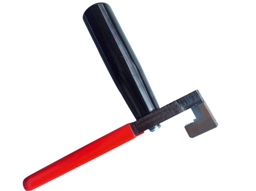 Der M.A.S.C.-Winkelfalzaufbieger ermöglicht das schonende Öffnen geschlossener Falze. Hammerschläge auf das Werkzeug und der Einsatz von Schmierfix erleichtern den Arbeitsaufwand