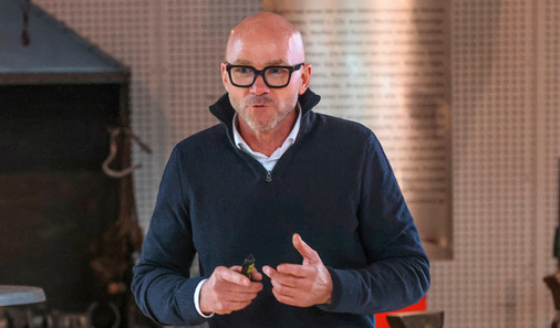 Ingo Gramm referiert über das Fassadensystem Pro+