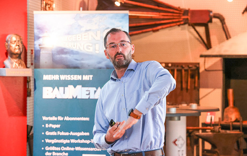 Berthold Ruck erklärt das Funktionsprinzip von PV-Anlagen auf Metallbedachungen